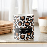 Mug Motif de Cheetah à huile blanche et d'or monogramm<br><div class="desc">Coupe de café motif animal tacheté Monogram White and Gold Foil Cheetah ou Leopard avec votre nom. La Mug Poster de animal Monogrammed Big Cat utilise des feuilles d'or et d'un style imitation moderne. Le Cheetah Print fait un grand cadeau pour une fête sauvage.</div>