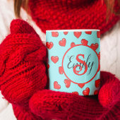 Mug motif de coeur rouge monogrammé élégant sur bleu
