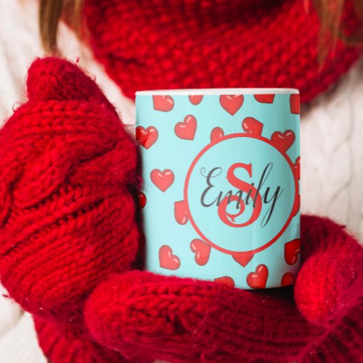 Mug motif de coeur rouge monogrammé élégant sur bleu