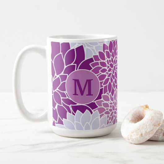 Mug Motif de dahlia floral violet monogrammé initial (Avec donut)