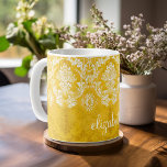 Mug Motif de Damas de Grunge Jaune avec texte personna<br><div class="desc">Une motif vintage au design tendance avec des couleurs bijoux et élégance. Les éléments sont plus faciles à customiser lorsque vous remplacez tout le texte et les photos en premier. Si votre art doit encore être ajusté, cliquez sur le bouton Personnaliser. Cela vous mènera à une zone de design où...</div>