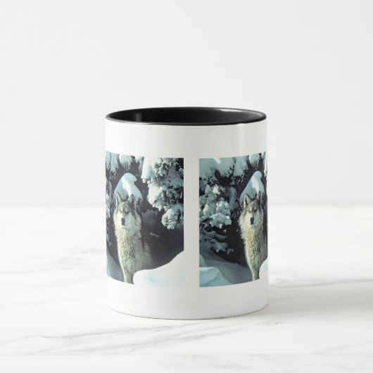 Mug Motif de loup dans les pins d'hiver (Centre)