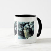 Mug Motif de loup dans les pins d'hiver (Devant droit)