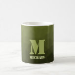 Mug Motif de maillage géométrique d'olive verte de l'a<br><div class="desc">Monogramme Personnalisez le cadeau pour lui avec votre initiale et votre nom personnalisés. Motif géométrique en maille à dégradé d'olive vert de l'armée. Militaire dégradé géométrique maillage motif triangles ombre. Huile verte d'olive foncée de l'armée pour équipement de soldat, camo. Il imite les paysages militaires naturels, la résistance, l'endurance, la...</div>