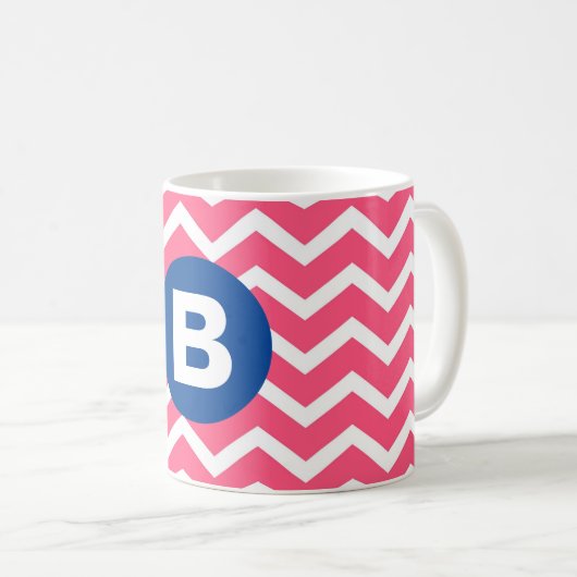 Mug Motif de monogramme à chevron rose vif et blanc (Devant droit)