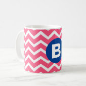 Mug Motif de monogramme à chevron rose vif et blanc (Devant gauche)