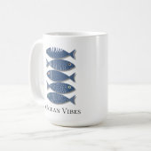 Mug Motif de poisson bleu côtier sur Arrière - plan be (Devant gauche)