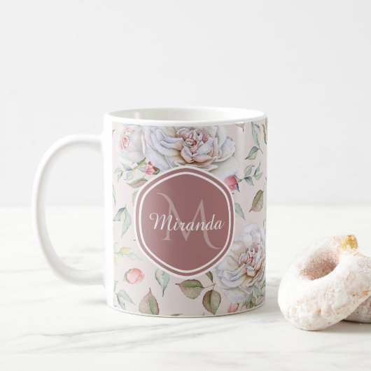 Mug Motif de rose rose pâle avec monogramme et nom (Avec donut)