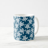Mug Motif de tortue de style côtier blanc et bleu (Devant droit)