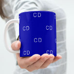 Mug Motif des initiales du monogramme bleu royal<br><div class="desc">Un arrière - plan royal bleu branché. Personnalisez et ajoutez vos lettres monogrammes,  initiales. Lettres blanches. Le monogramme comme motif arrière - plan.</div>