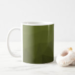 Mug Motif géométrique du maillage vert de l'Armée<br><div class="desc">Militaire dégradé géométrique maillage motif triangles ombre. Huile verte d'olive foncée de l'armée pour équipement de soldat,  camo. Il imite les paysages militaires naturels,  la résistance,  l'endurance,  la résilience. Les sous-tons de terre se connectent à la nature,  au sol. Symbolise l'héritage militaire,  l'utilité extérieure.</div>