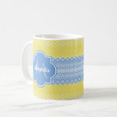 Mug Motif Knit jaune et bleu clair avec Monogramme (Devant gauche)