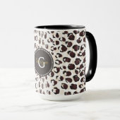 Mug Motif moderne chic brun cheetah imprimé monogramme (Devant droit)