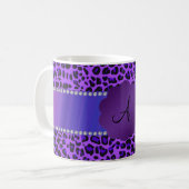 Mug Motif pourpre de léopard de monogramme (Devant gauche)