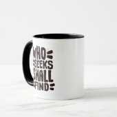 Mug Mots Dessinés À La Main Qui Cherche Trouvera (Devant gauche)