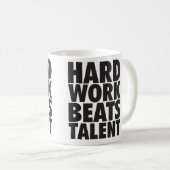 Mug Mots Motivationnels - Travail Dur bat Talent (Devant droit)
