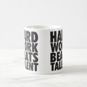 Mug Mots Motivationnels - Travail Dur bat Talent (Centre)