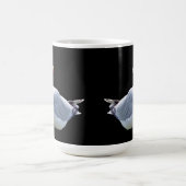 Mug Mouette Relâchée Se Reposant Fond Noir Propre (Centre)