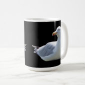 Mug Mouette Relâchée Se Reposant Fond Noir Propre (Devant droit)