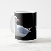 Mug Mouette Relâchée Se Reposant Fond Noir Propre (Devant gauche)