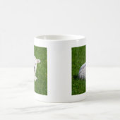 Mug Moutons mignons de bébé se situant dans l'herbe (Centre)