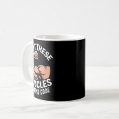 Mug Muscles drôles écrivant du code disant programmeur (Devant gauche)
