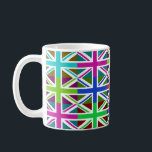 Mug Musique de drapeaux multicolores du Royaume-Uni<br><div class="desc">Ce design multicolore accrocheur présente le drapeau du Royaume-Uni répété plusieurs fois avec chaque teinte ajustée pour créer un effet pop art. Nous aimons penser que cette tasse ravive de bons souvenirs britanniques pendant un café ou un teabreak. © FlagAndMap - source en ligne de cadeaux et de souvenirs internationaux...</div>