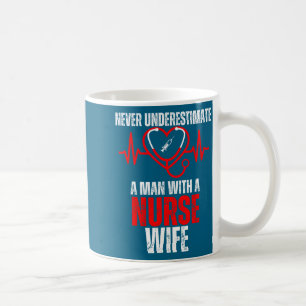 Mug N'a jamais sous-estimez l'homme infirmier femme Gr