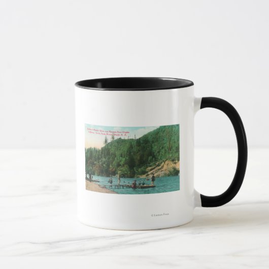 Mug Natation à proximité du quai sur la rivière russe (Droite)