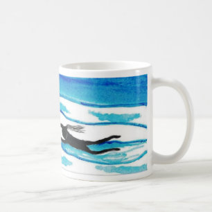 Mug Natation autour de la tasse. L'eau et ciel