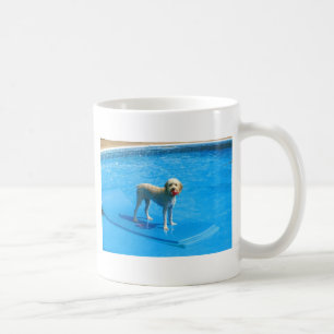 Mug Natation blanche de chien de Cockapoo sur un