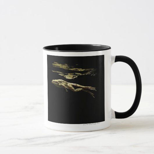 Mug natation de grenouille dans l'obscurité juste (Droite)