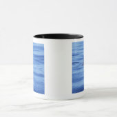 Mug Natation de requin dans l'eau d'océan (Centre)