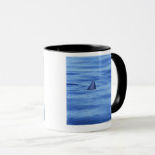 Mug Natation de requin dans l'eau d'océan (Devant droit)