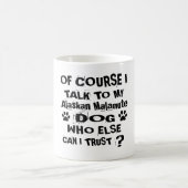 Mug Naturellement je parle à ma conception de chien de (Centre)