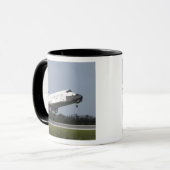 Mug Navette spatiale Découverte atterrit sur la piste  (Devant gauche)