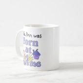 Mug Né à la maison tick Figure Girl en violet (Devant gauche)