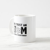 Mug Ne Fais Jamais Confiance À Un Atom. Ils Composent  (Devant gauche)