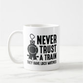 Mug Ne fais jamais confiance à un train (Gauche)