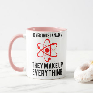 MUG NE FAITES JAMAIS CONFIANCE À UN ATOME