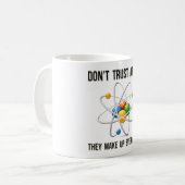 Mug Ne faites pas confiance aux atomes. Ils composent (Devant gauche)