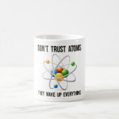Mug Ne faites pas confiance aux atomes. Ils composent (Centre)