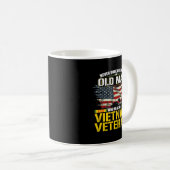 Mug Ne jamais sous-estimer un vieil homme Viêt-nam vét (Devant droit)