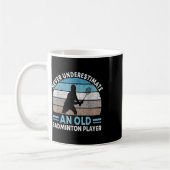 Mug Ne jamais sous-estimer un vieux joueur de badminto (Gauche)