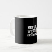 Mug Ne jamais sous-estimer Vieux Homme ceinture noire  (Devant gauche)