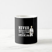Mug Ne jamais sous-estimer Vieux Homme ceinture noire  (Centre)