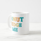 Mug Ne Jugez-moi pas drôle Monogramme Qoute (Devant gauche)