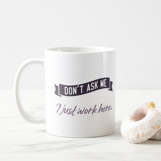 Mug Ne me le demandez pas. Je travaille ici. (Avec donut)
