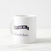 Mug Ne me le demandez pas. Je travaille ici. (Devant gauche)