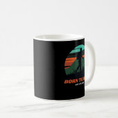 Mug Né pour la randonnée et manger pizza (Devant droit)